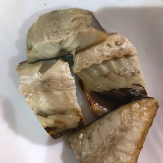 塩で味付けした焼き鯖